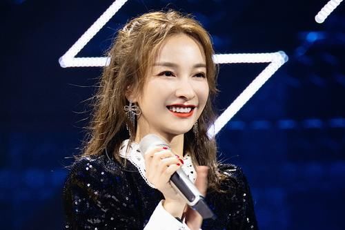  节目|何炅在节目中cue吴昕，却在前边加了个头衔，混到现在终于被宠爱了