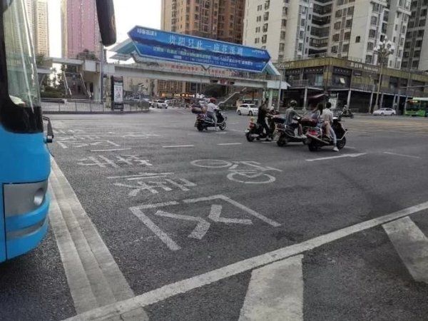 阴天有阵雨|电动车靠右行驶！花果园试行设置非机动车道→