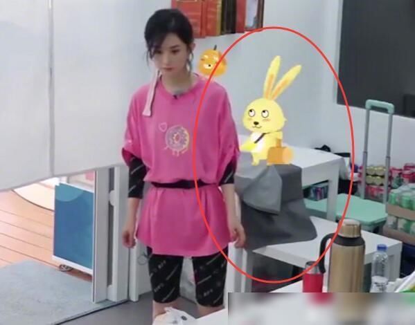  赵丽颖|赵丽颖前台喝咖啡又不干活？谁注意到字幕，后期良心发现了？