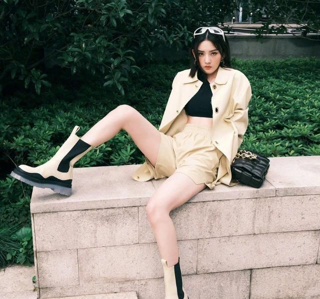  不合|宋祖儿不好好穿衣服，露腰背心大秀香肩美得过分，不合常理