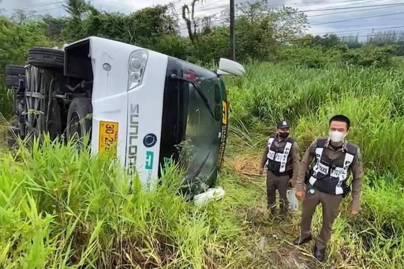 一辆载有中国游客的客车在泰国发生侧翻