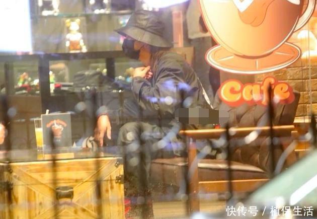 组图罗志祥低调现身与好友聚餐在街头打闹