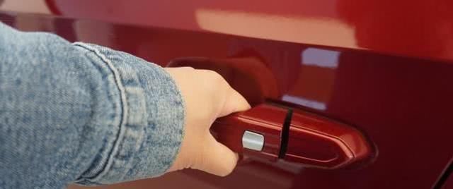  组合|它才是美系B级车骄傲，前脸犀利线条硬朗，采用2.0T+8AT组合