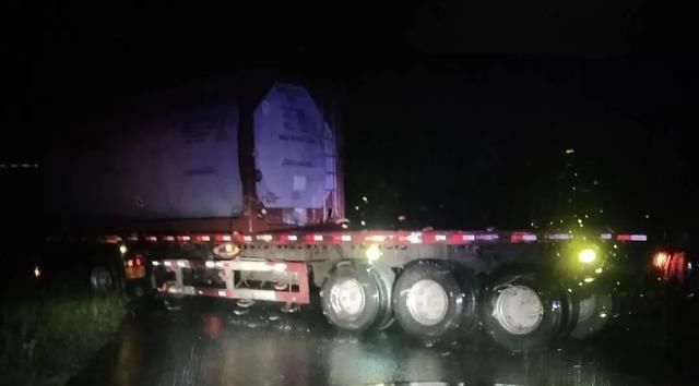  警讯|【警讯】暴雨夜，民警成功救助一辆被“坑”货车！