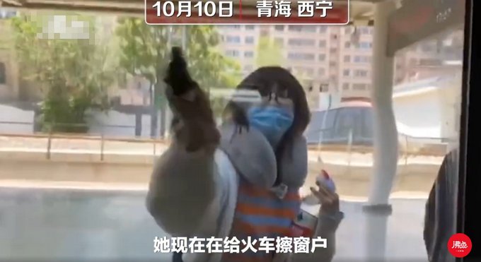 车窗|乘客坐火车为看风景集体擦车窗，网友：美景不可辜负