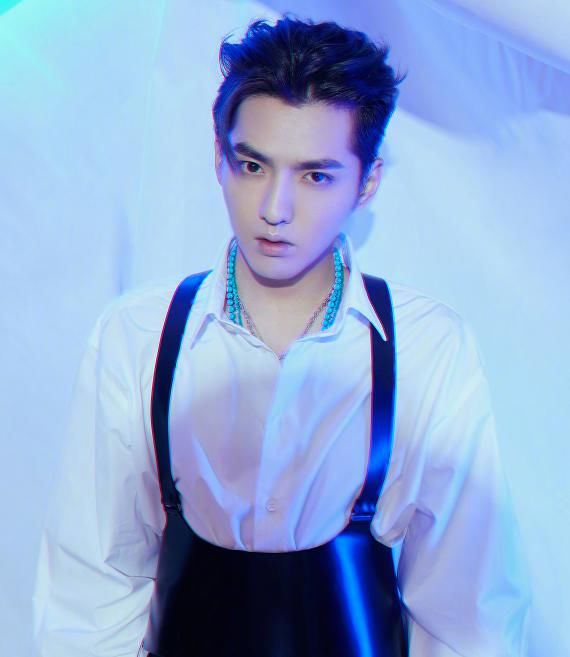 穿着|吴亦凡有多自信，穿着“女式束腰”就走红毯？真不把自身颜值当回事