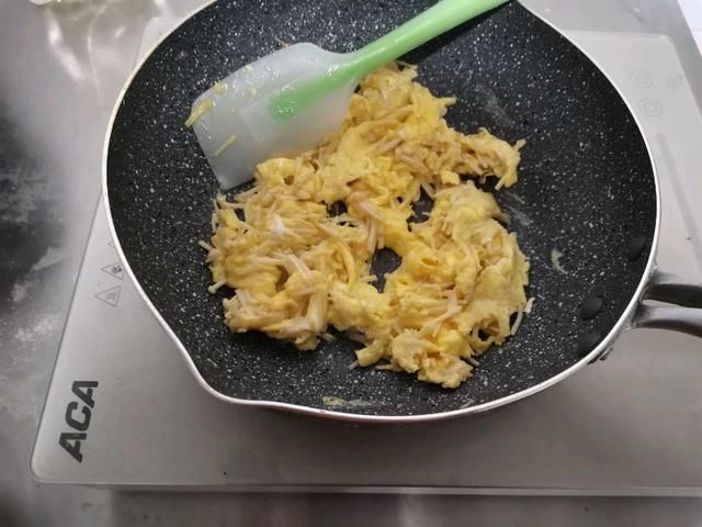  韭菜|鸡蛋别用来炒韭菜了，和它一起炒，脆嫩爽口，家人都爱吃