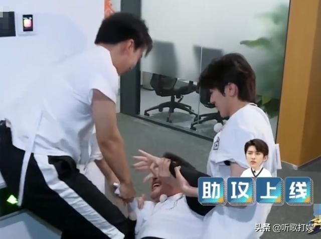  节目里|心疼沙溢！被郭麒麟蔡徐坤联手撕名牌，玩游戏回答不靠谱遭群殴