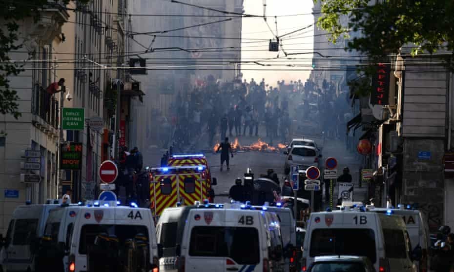 法国一男子在骚乱中死亡，或被警察“闪光弹”击中胸部致猝死
