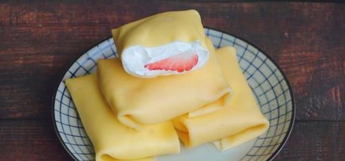 搅散|不需要用烤箱,教你做草莓班戟,比蛋糕店卖的还好吃,简单又好学