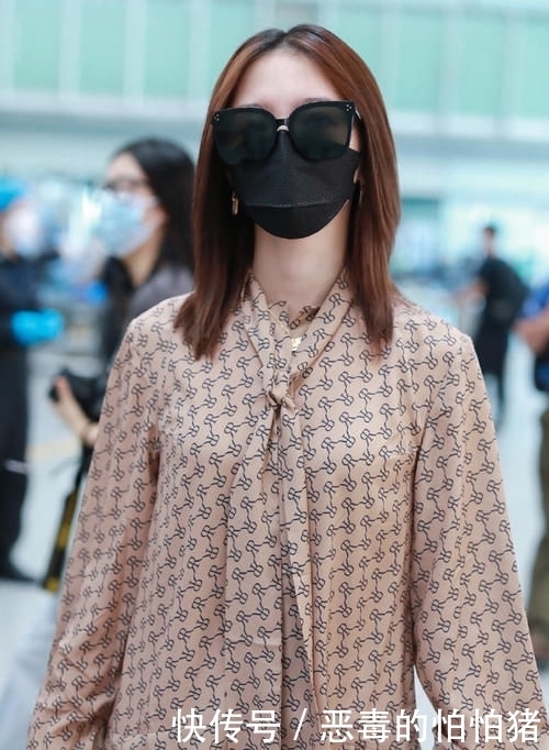 配焦|孟美岐不愧是第一名出道的,穿印花长裙配焦糖色短靴,时髦霸气