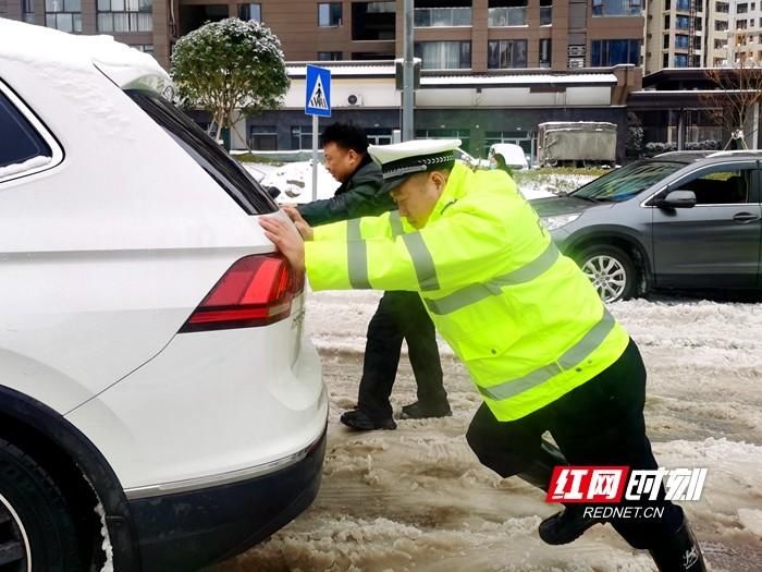 张家界交警一大队全体党员：用责任和担当谱写“雪”染的风采