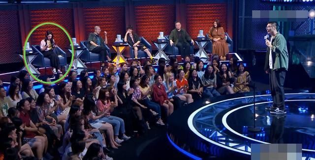 节目|郑爽节目中穿着鞋踩沙发被批没素质,还宣扬“备胎”观念