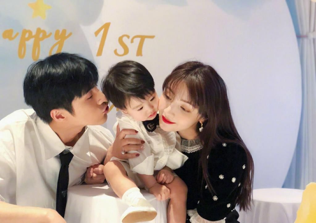 儿子|姜潮晒儿子近照，小家伙发量惊人，眼睛圆溜溜的，不知将来便宜哪家姑娘