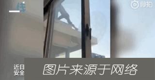  蹦跳|惊险！3个熊孩子天台上蹦跳玩耍，被劝阻后竟然这样做……