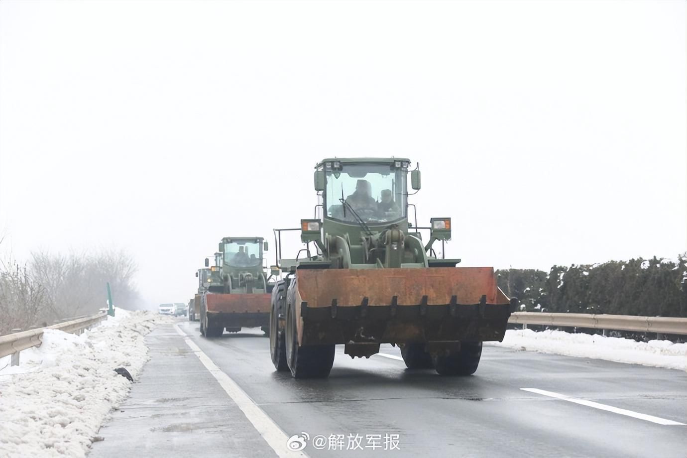 守护平安出行！子弟兵争分夺秒抢通道路