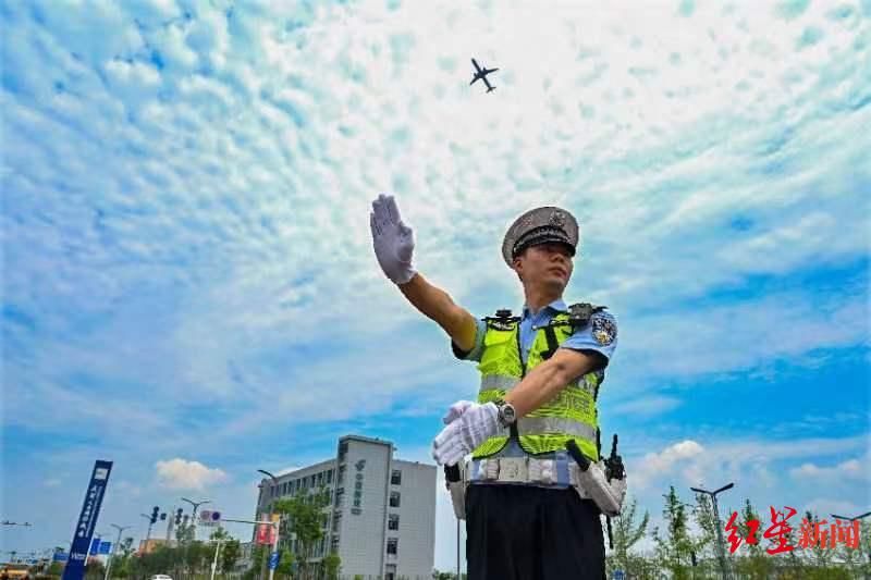 “水陆空”全警动员 护大运会各参赛代表团抵蓉首站安全