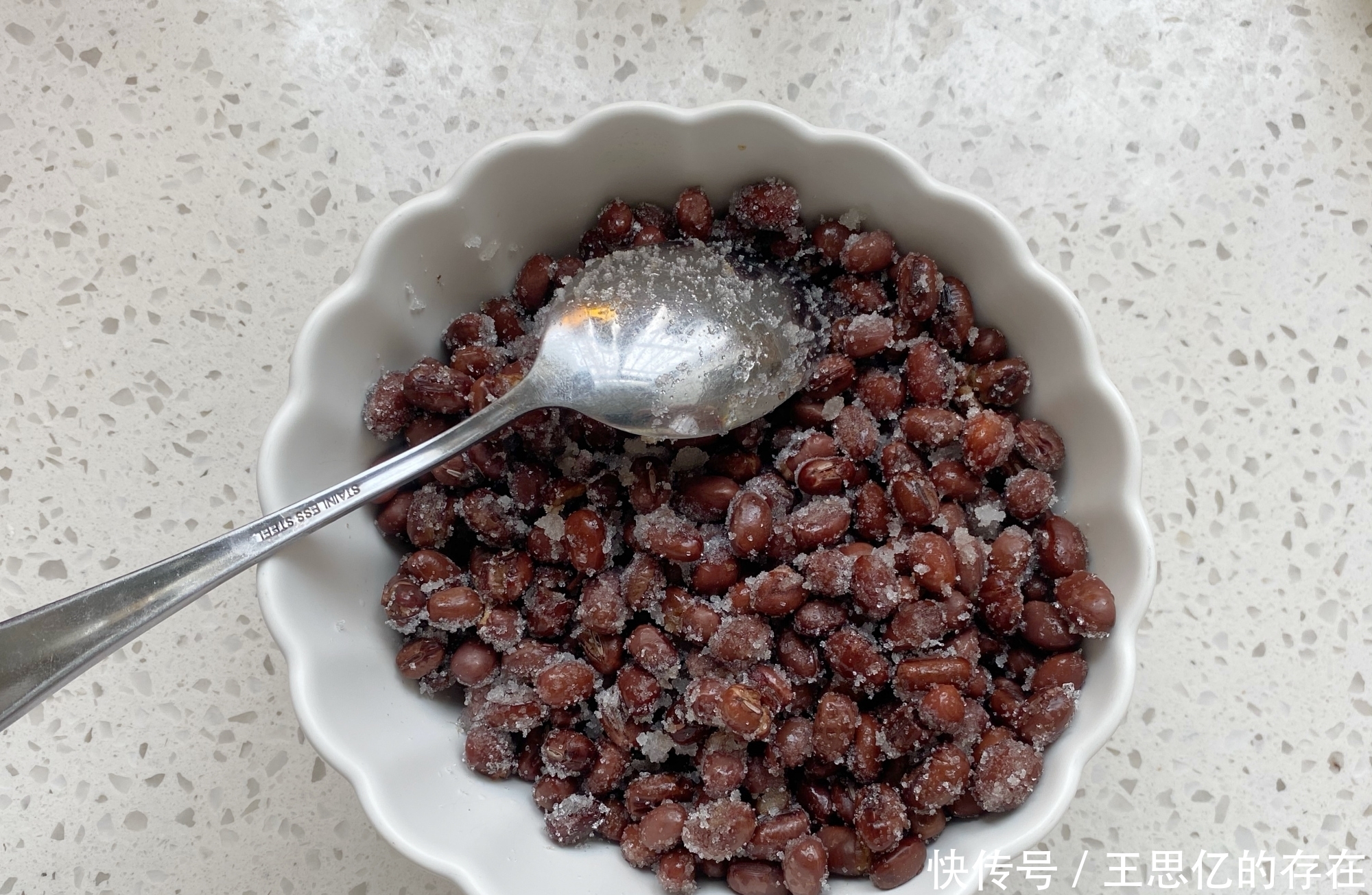 制作|想吃红豆饼别再买了,在家用面粉就能做,咬一口层次分明香酥美味