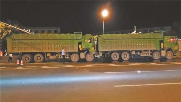  辆翻斗车追|翻斗车连环追尾司机被困 破拆半小时救出被困者