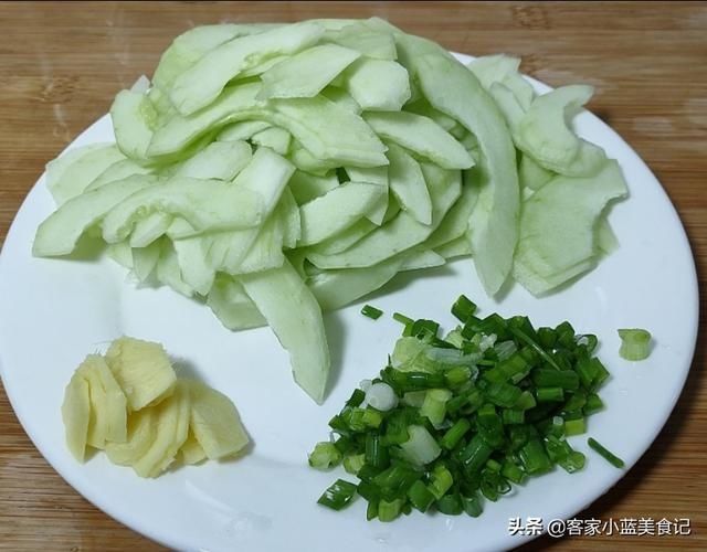 夏天|它不是黄瓜,夏天宁可不吃肉也要吃它,简单易做,开胃消暑又下饭