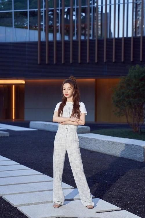 辣妈|佟丽娅真瘦,T恤叠穿背带裤蛮腰一点都不鼓囊,这身材辣妈圈拔尖