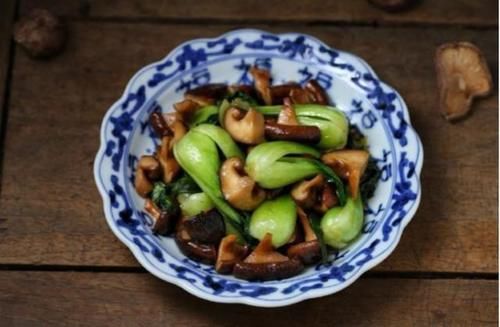  香菇|香菇炒油菜还加蚝油？加一碗水淀粉，鲜味翻倍还下饭