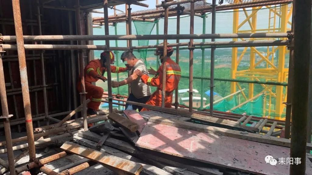  轻生|声称老板欠他40万！一男子坐70米高塔吊轻生，消防员将其劝回