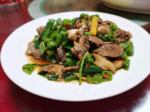 上桌|一家人下馆子,5菜1汤花了300元,第三道菜一上桌就发现菜点多了