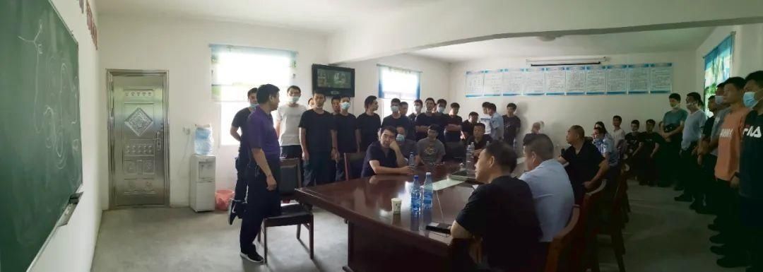 当场|躲进山林干这事无人机+100余名民警出动当场抓获42人