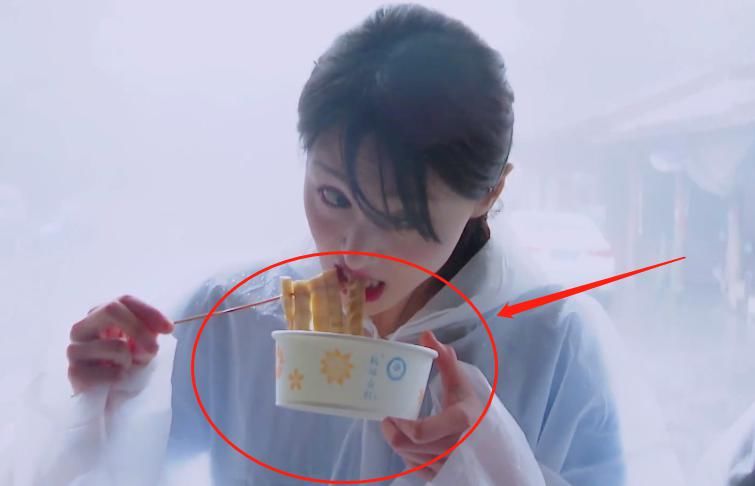  接地|郑爽陈哲远和THE9队员录制节目，雨天吃路边小吃，举止太接地气了