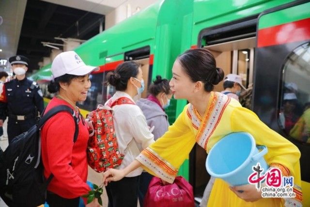 一条路连起两个国带动一片繁荣——写在中老铁路国际旅客列车开行之际