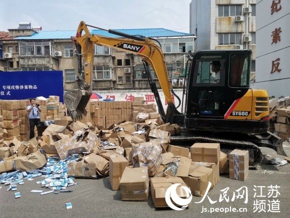 盐城警方|盐城集中销毁3000余箱假冒伪劣产品