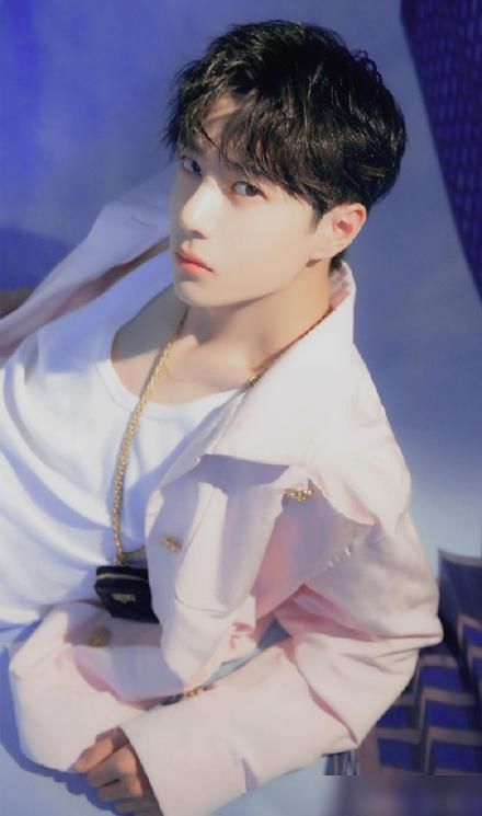  奶盖|《这就是街舞》王一博反撩小宝，粉嫩奶盖的撩头杀摸脸杀