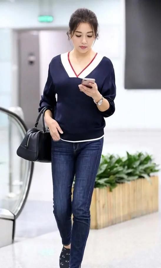  高级|江珊很有“贵妇”范，针织衫配牛仔裤看似简单，但却高级又时髦