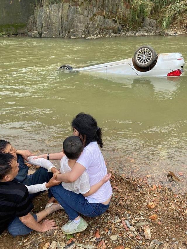  轿车|轿车坠河，驻金某部战士跳入湍急河水中，救活一家4口