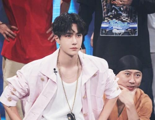  东西|王一博失去“香菜”后，看清粉丝手上拿的东西时，我笑了