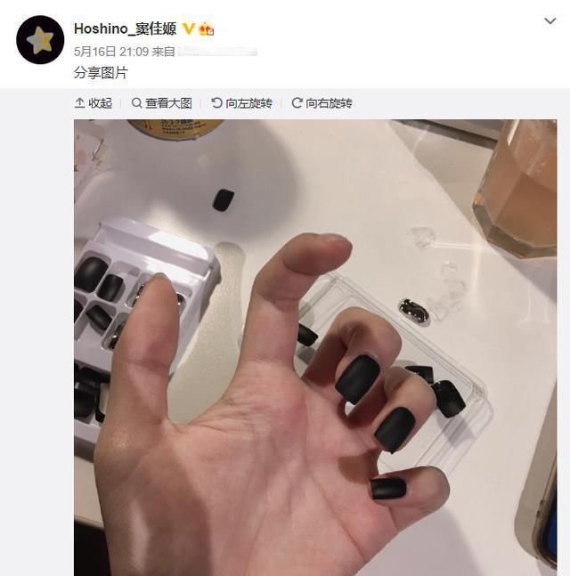  吸睛|窦唯次女酷似父亲，金发吸睛打扮前卫，称不涂指甲油像没穿衣服