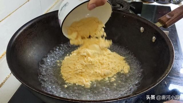 做法|玉米面最好吃做法,开水锅里一倒,瞬间变美味,全家老小都爱吃