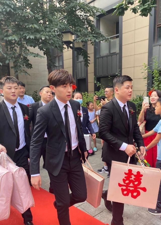  失业|“职业伴郎”失业，国庆这么好的日子，邓伦居然没接到活儿