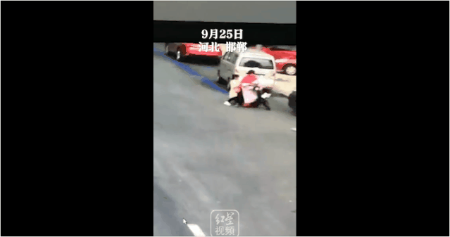曝光|女子当街遭前男友驾车碾压，路人冒险出手将其救下，监控曝光