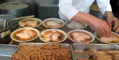 食物|10元1口的面你吃过吗大哥小摊开了12年,食客天天排队还买不到