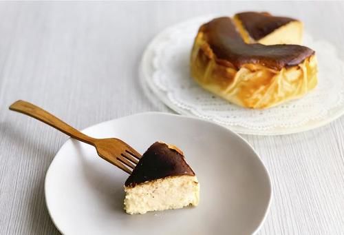  巴斯克芝士蛋糕|别再做电饭锅蛋糕了，现在流行它！比戚风蛋糕更柔软，简单零失败