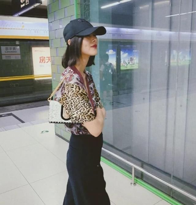 高级有质感|还在背水桶包吗？今年流行的可是“腋下包”，谁背谁好看