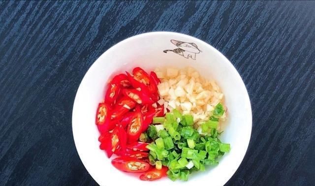  凉拌|夏日凉菜系列：解锁虫草花新吃法，凉拌好消暑，软嫩鲜香清脆爽口