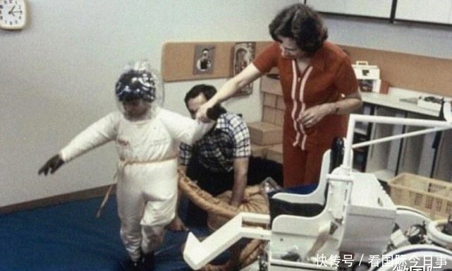 母亲|“泡泡男孩”:一生活在泡泡里,12岁第一次触摸母亲接着便离去