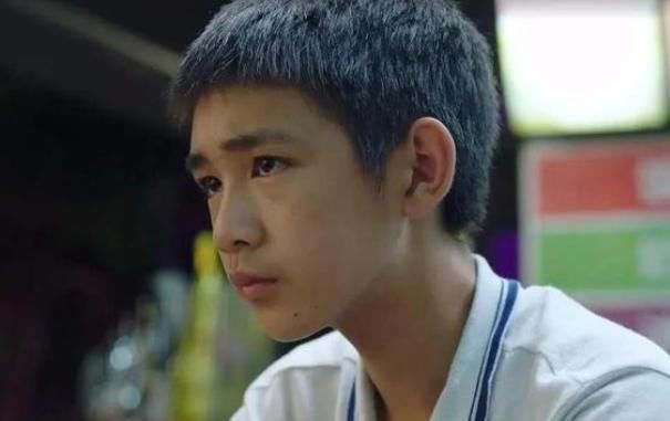  恶作剧|10岁男孩高空抛水袋找乐子，被发现后拒不承认，当妈的却质疑民警