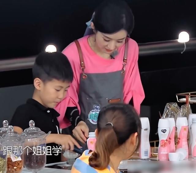  暴露|赵丽颖带小朋友做甜品，下意识的反应暴露当妈后的变化