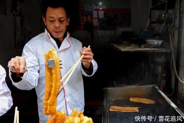 炸油条|炸油条，用泡打粉，用小苏打，都不对！这才是炸油条的正确做法