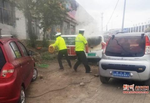  自燃|电动汽车街头自燃 怀仁交警秒变“消防员”