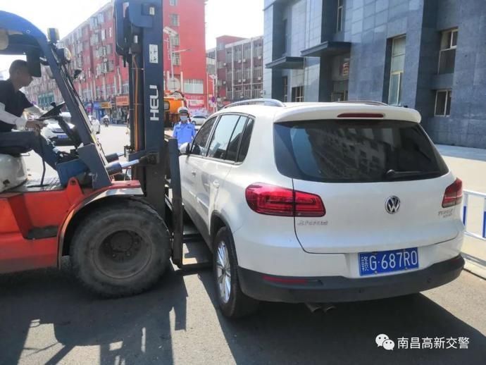 机动车|【注意】高新交警强力整治机动车违停